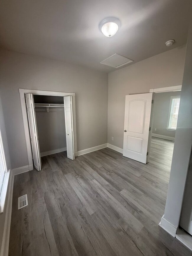 Building Photo - 4-bedroom, 2 full bathroom, 1 story house