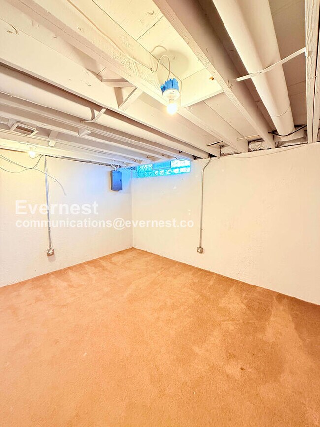 Building Photo - 2 Bed/1.5 Bath Condo with In-Unit Laundry / Vouchers Accepted / Available Now!