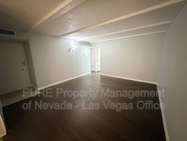 Building Photo - 1405 E Vegas Valley Dr