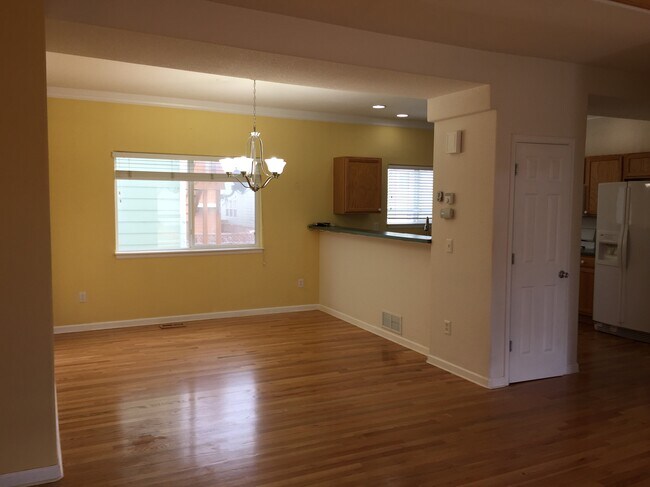 Dining area - 314 Maggie St