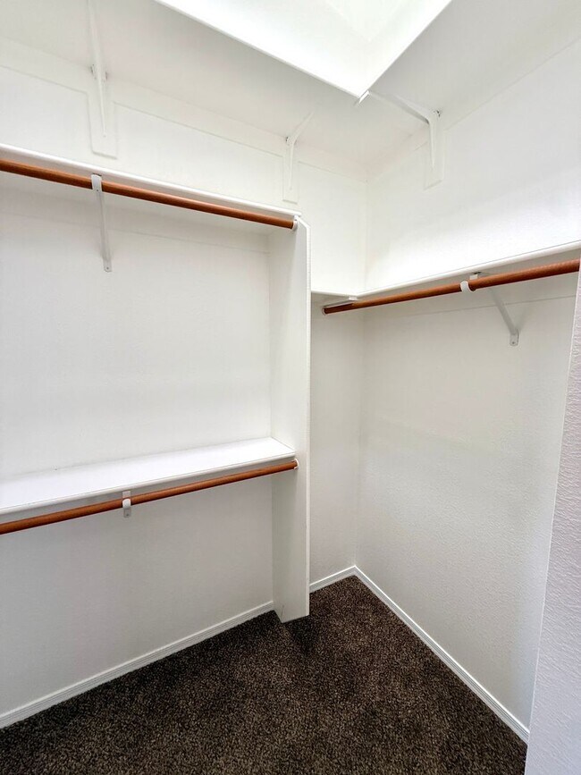 Building Photo - Custom 3 Bedroom, 2.5 Bath Home w/Bonus Ro...