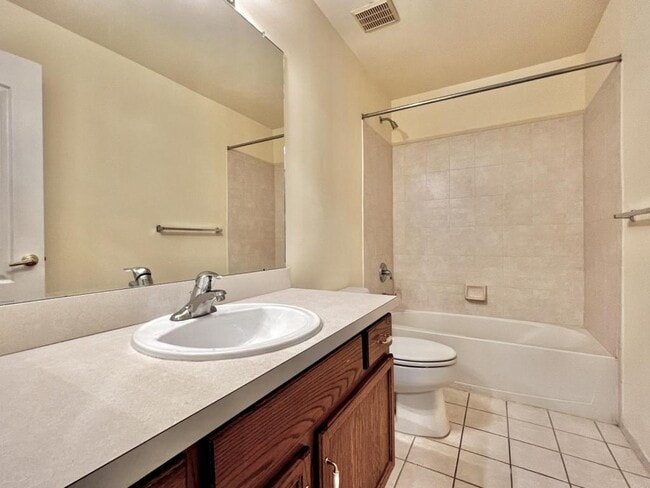 Building Photo - 211 Hawthorne Way