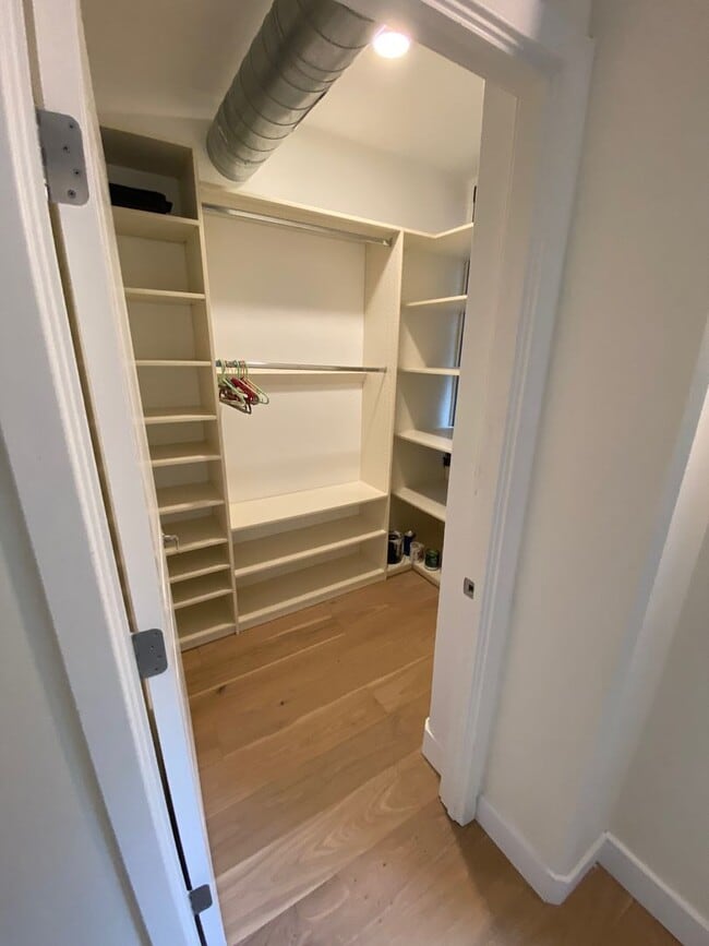 Building Photo - Beautiful updated 2bd/2ba condo in bustlin...