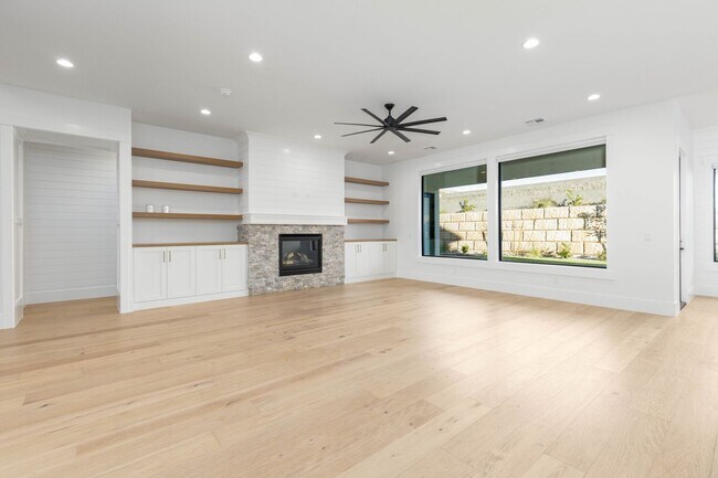 Building Photo - 6 bedroom with RV Garage and Hot Tub