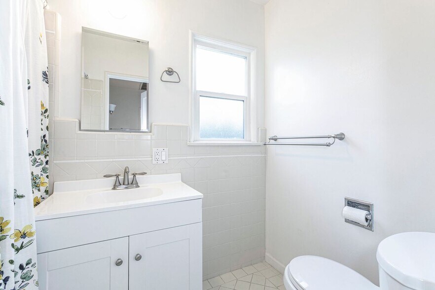 Building Photo - 2206 N Orchard Dr