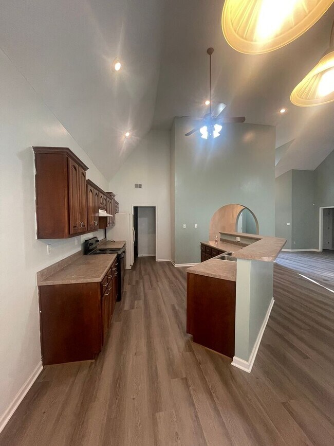 Building Photo - Available NOW in Snowden Grove Area!  3 BR...