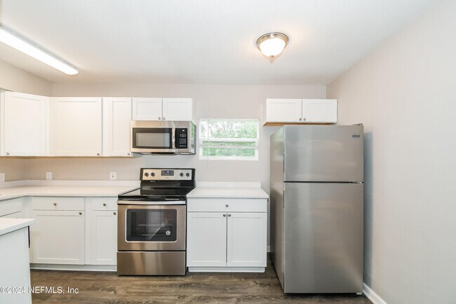 Building Photo - 6533 Burgundy Rd S