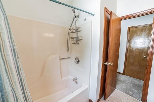 Building Photo - 487 Ravinia Way