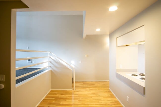 Building Photo - FREE RENT: Fantastic Lake Oswego 2Bdr w/Fireplace, Dishwasher & W/D + Balcony