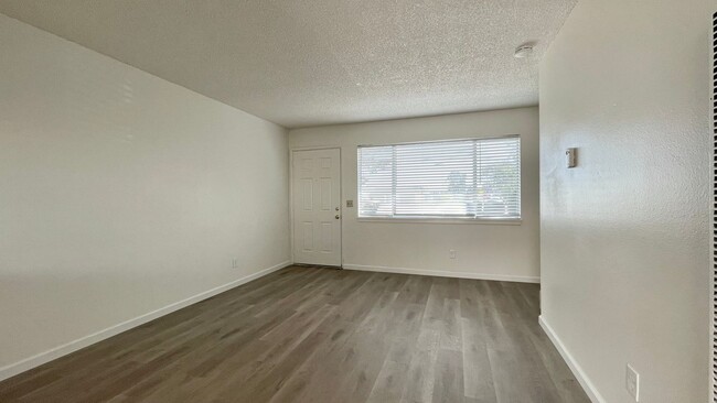 Building Photo - 2 Bedroom Townhouse across from Harloe Ele...