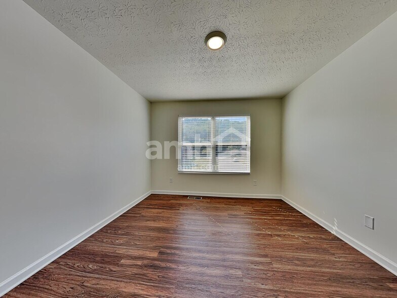 Building Photo - 3270 Village Dr