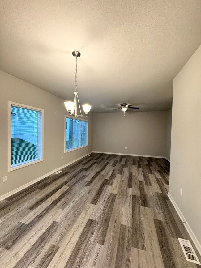 Building Photo - FREE RENT SPECIAL!  3 bedroom 2.5 bath Sin...
