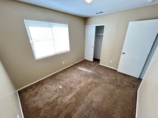 Building Photo - Gorgeous 4-bedroom home with a pool!