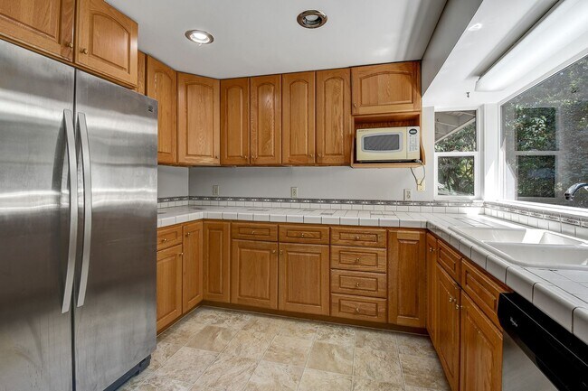 Building Photo - 3bd/2.5ba Bellevue Home