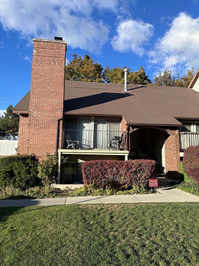 Building Photo - Quiet Sandy Condo Fully Furnished