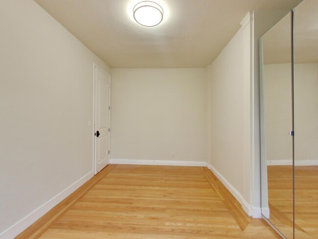 Building Photo - Remodeled 3 Bedroom in Nob Hill!!