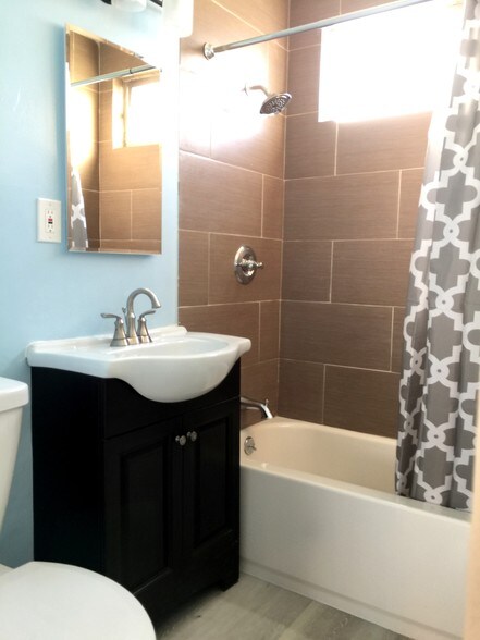 Building Photo - 1681 College View Dr