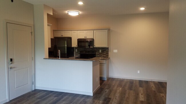 Building Photo - 3 Bedroom 2 Bath Walk-In Level Lakeside Ap...