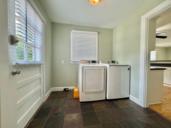 Building Photo - Nature Lovers - 3 Bed, 1 Bath Home w/ 1 Car Garage Close to Downtown Franklin