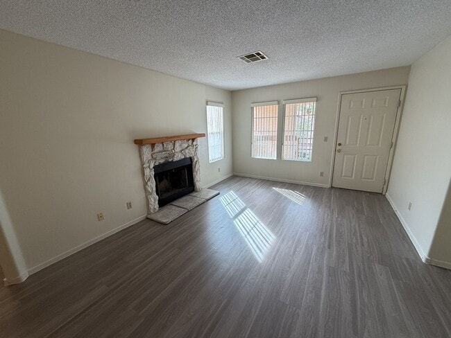 Building Photo - BEAUTIFUL CORNER UNIT CONDO!