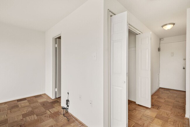 Building Photo - North Bethesda Studio - Walk to Metro - Ut...