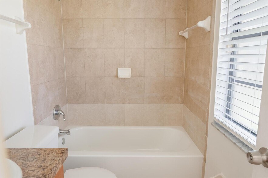 Building Photo - 1253 White Pine Dr