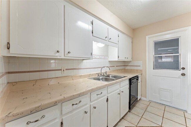 Building Photo - 1326 Kappa St