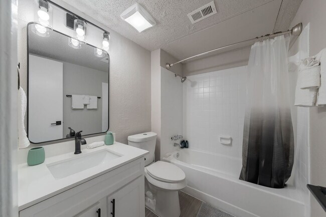 Building Photo - 2525 Thomason Cir