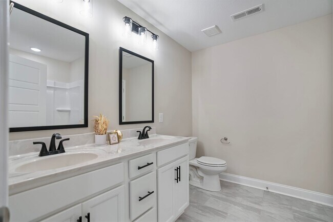 Building Photo - 3601 Westlake Dr