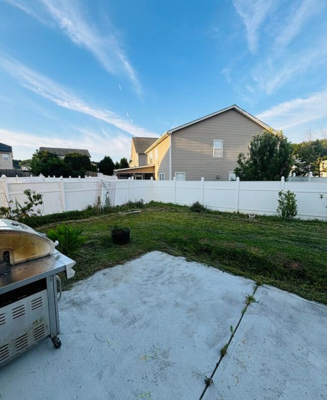 Building Photo - Spacious 4-Bedroom Home with Expansive Lof...