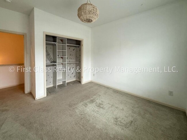 Building Photo - 565 Park View Drive