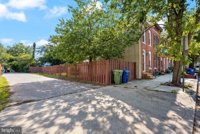 Building Photo - 809 W Barre St