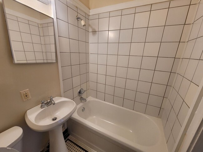 Interior Photo - 1503-15 E Kane Pl