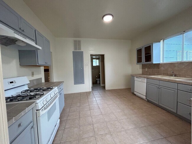 Building Photo - 1189 High St