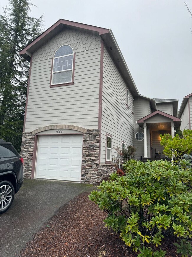 Building Photo - 3 bedroom 2 1/2 bath two story in Nice Roseburg HOA