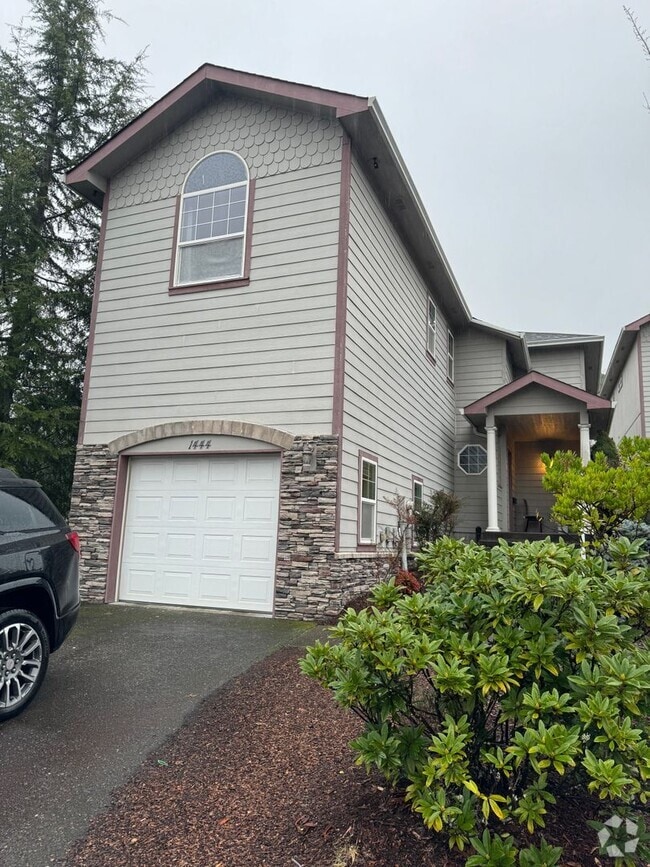 Building Photo - 3 bedroom 2 1/2 bath two story in Nice Ros...