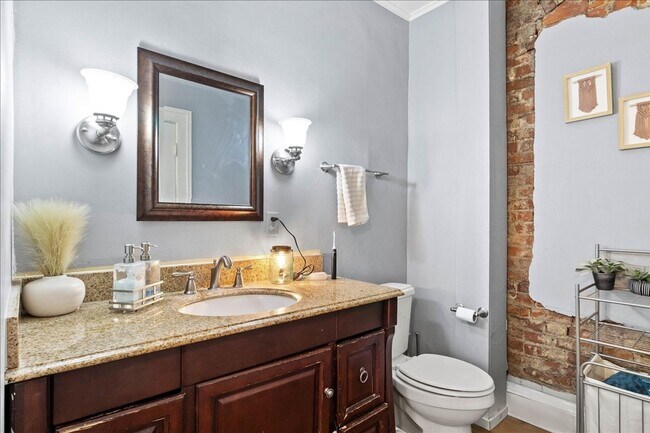 Building Photo - Spacious 3 Bedroom Apartment in Downtown Urbana