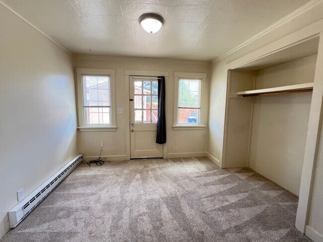 Building Photo - 901 Kittitas St