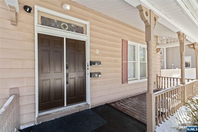 Building Photo - 87 James St