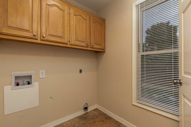 Building Photo - 5095 S Wanda Gray Ave