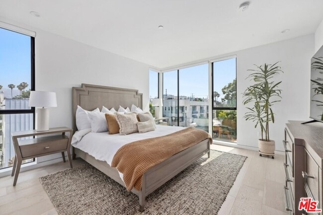 Building Photo - 1243 N Gower St