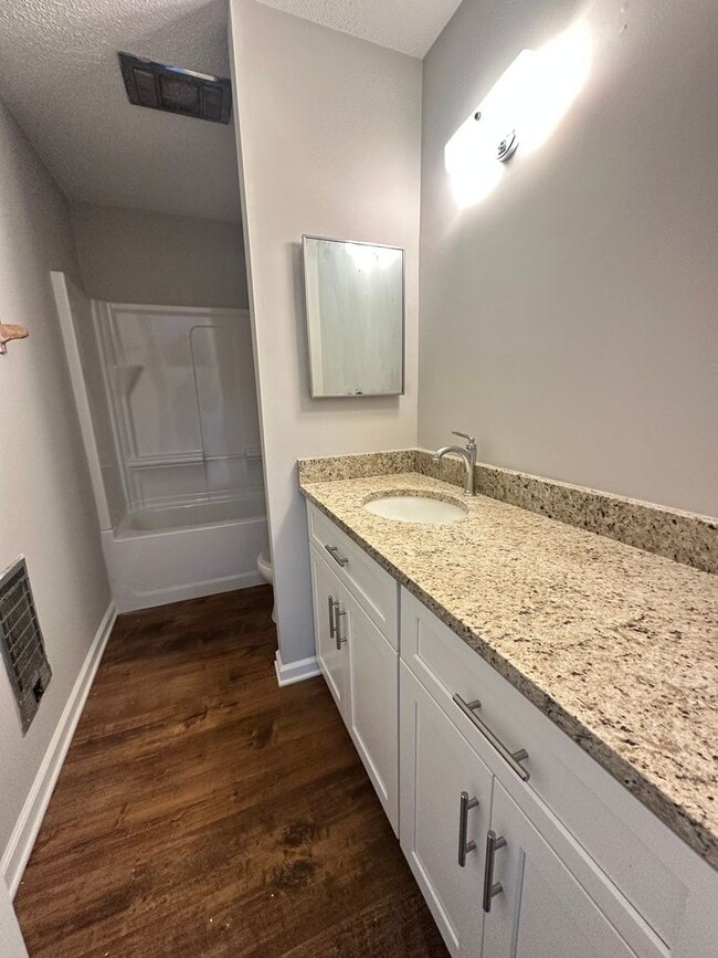 Building Photo - Townhouse for Rent in Broadway