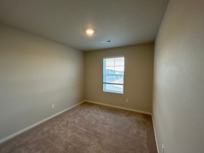 Building Photo - 3 Bedroom / 2.5 Bathroom Townhouse in NW R...