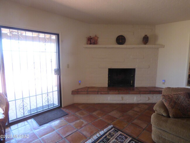 Building Photo - 5300 N Montezuma Trail