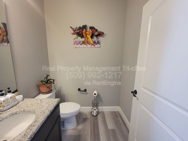 Building Photo - 4801 Pinehurst Dr