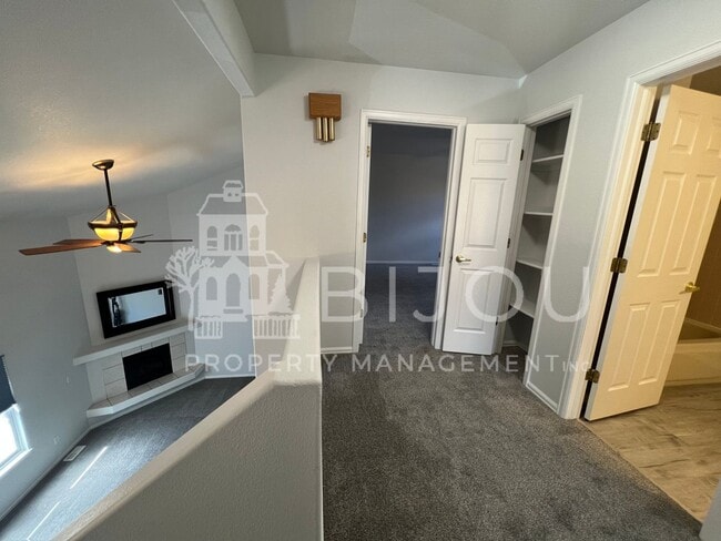 Building Photo - Spacious Rockrimmon Townhome