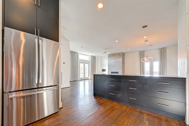 Building Photo - 5342 Darling St