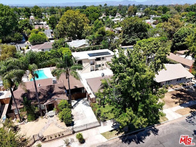 Building Photo - 6913 Encino Ave