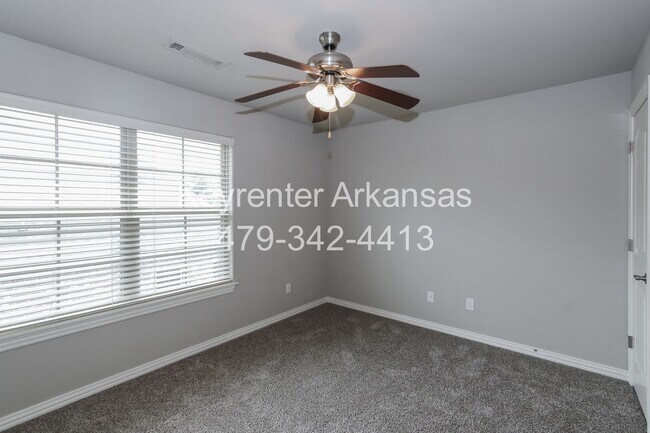 Building Photo - Gorgeous 3 bed/3 bath home in great Bentonville neighborhood