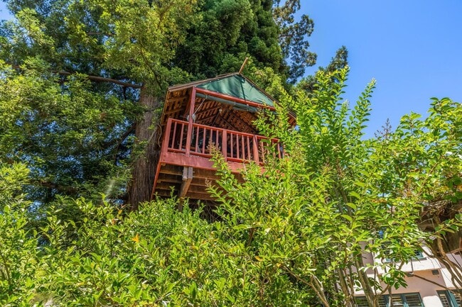 Building Photo - Mediterranean Beauty in Crescent Park – 5B...